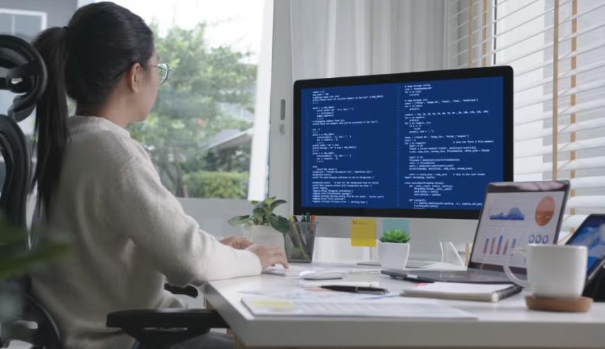 成都软件开发公司实战建议：网站赋能，为何必须接入支持机器人？